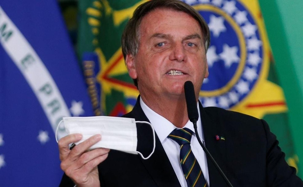 Ex-presidente Bolsonaro exibe mscara durante evento no Planalto em 2021  Foto: Reuters