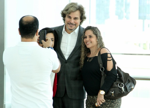 Edson Celulari posa com fãs para foto em shopping (Foto: Marcus Pavão/Agnews)