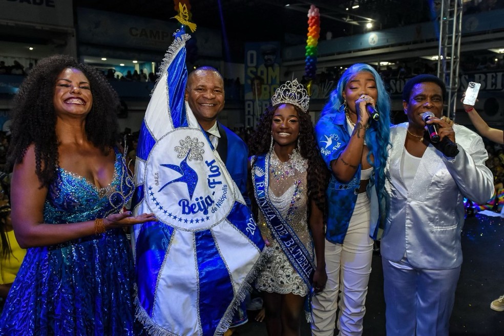 Ludmilla participa do ensaio na quadra da Beija-Flor, em Nilópolis, nesta quinta-feira (15), ao lado do casal Selminha Sorriso e Claudino, da rainha Lorena Raíssa e do intérprete Neguinho da Beija-Flor — Foto: Divulgação/Eduardo Hollanda