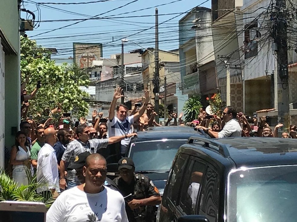 Presidente eleito Jair Bolsonaro cumprimenta moradores de Bento Ribeiro â€” Foto: Raoni Alves