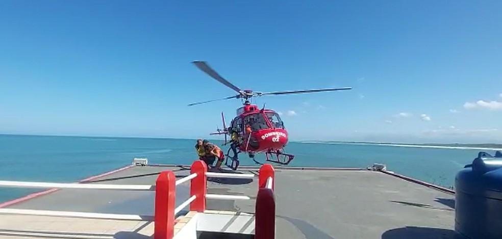 Homem foi resgatado e levado de helicóptero para hospital — Foto: Divulgação