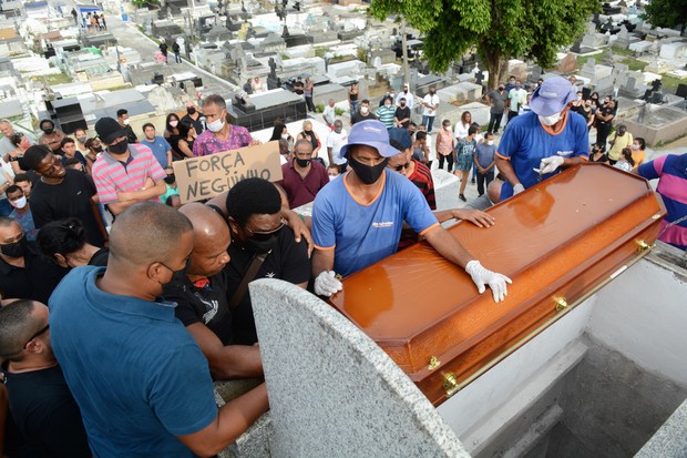 Neguinho da Beija-Flor no enterro do neto (Foto: JORGE HELY/AGNEWS)