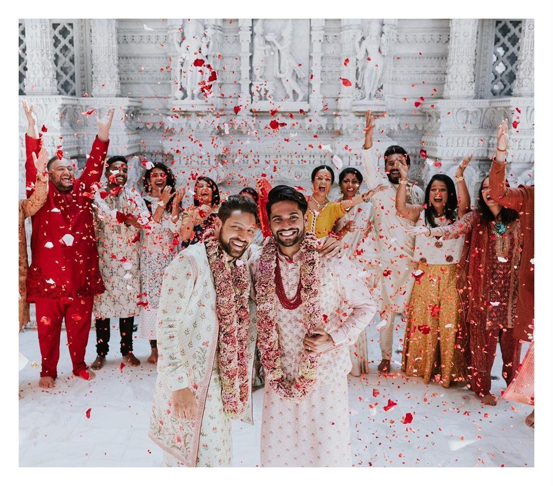 Ter uma cerimônia de casamento hindu tradicional parecia uma escolha óbvia para o casal indiano Adiya e Amit  (Foto: @charmipena )