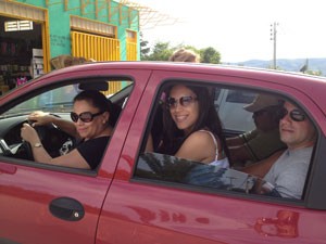 Turistas Antônia Barbosa Pereira e a filha Érika aproveitaram o dia 21 na companhia de amigos, em Alto Paraíso de Goiás (Foto: Elisângela Nascimento/G1)