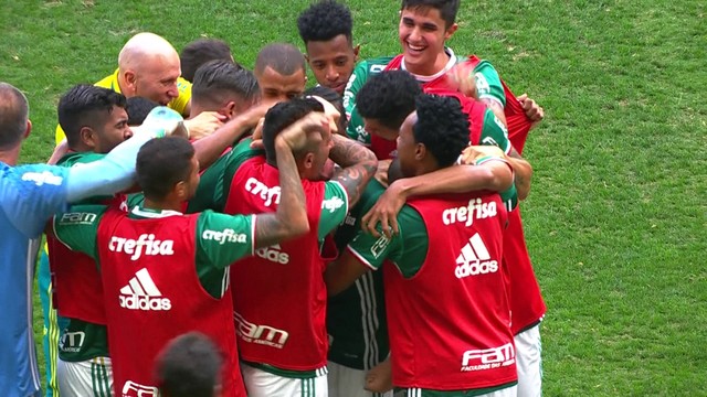 <p>
 E que golaço coletivo, que resume a campanha do Palmeiras no ano! Em cobrança de falta, Dudu rola para Zé Roberto, que manda rasteiro para a entrada da área. Gabriel Jesus faz corta-luz, Moisés toca de letra, e Fabiano manda por cobertura, sem chances para Danilo. Emoção total na arena alviverde!</p>
