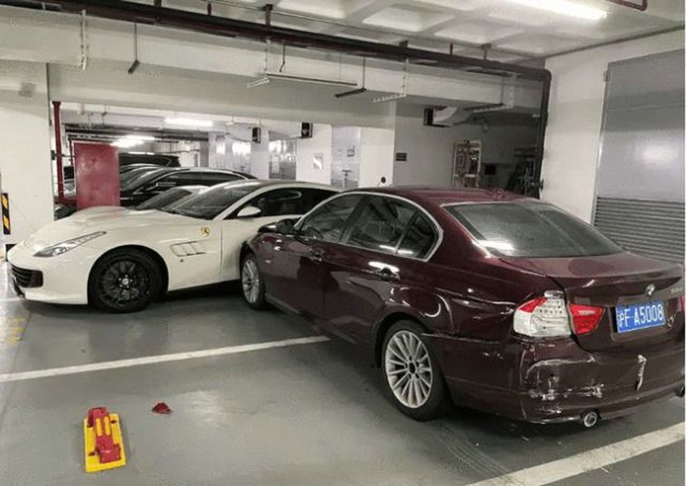 Danos na traseira do Série 3 indicam que ele acertou outros carros antes de bater na Ferrari — Foto: Reprodução