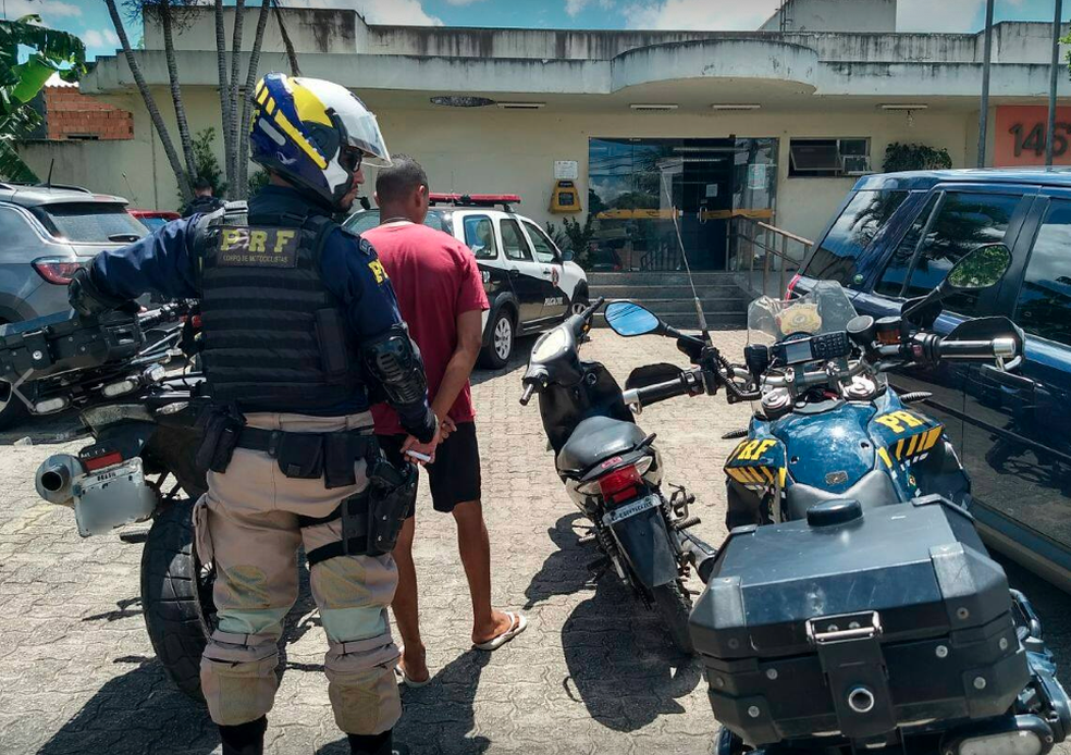 Suspeito foi detido durante patrulhamento da PRF, em Campos, no RJ (Foto: Divulgação/PRF)
