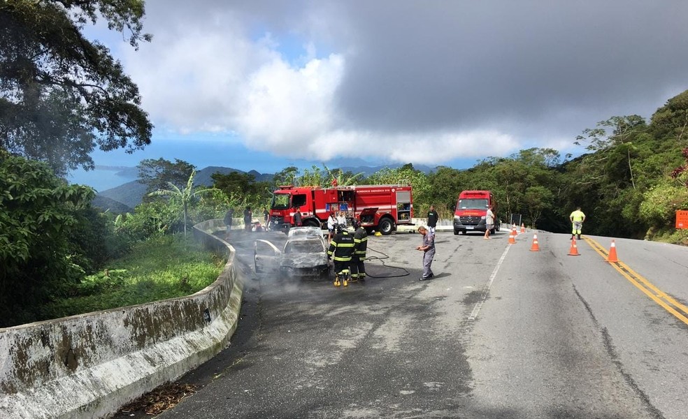 Carro pega fogo e mobiliza bombeiros na rodovia Oswaldo Cruz, em Ubatuba — Foto: Divulgação/ Corpo de Bombeiros 