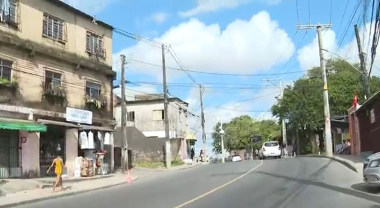 Homem morre após ser retirado de  ônibus e baleado em Salvador; rodoviários deixam de circular na região 