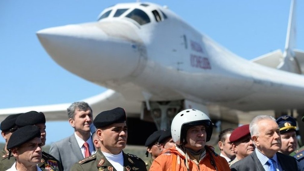 O ministro da defesa venezuelano, Vladimir Padrino (segundo à esquerda) dá boas-vindas às aeronaves russas — Foto: AFP