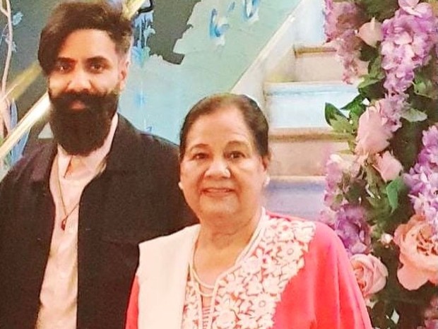 Comediante Paul Chowdhry e a mãe (Foto: Reprodução/Instagram)