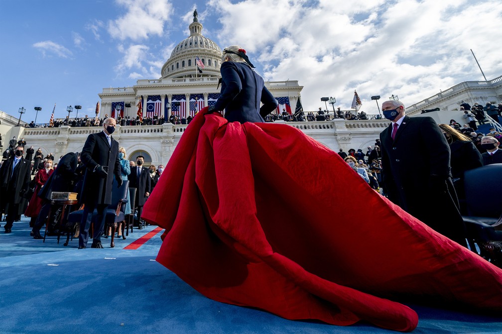 20 de janeiro - Joe Biden e Mike Pence observam Lady Gaga sair do palco após cantar o Hino Nacional dos EUA, em Washington — Foto: Andrew Harnik/AP
