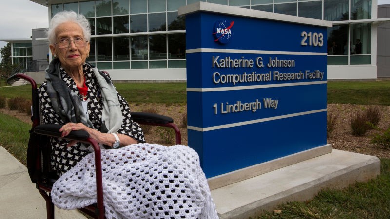 Katherine Johnson em frente ao prédio cujo nome inspirou (Foto: NASA)