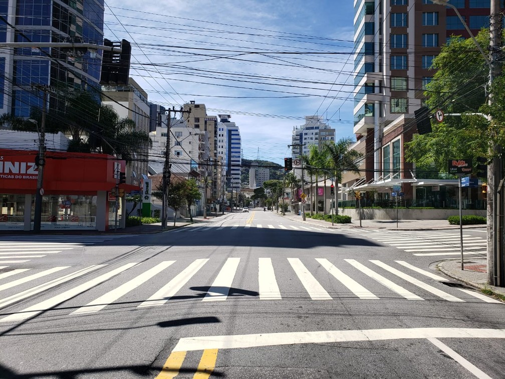 FLORIANÓPOLISl - Esquina das Avenidas Rio Branco e Osmar Cunha, ruas entre as mais movimentadas do Centro da capital de SC, está vazia na manhã desta quinta-feira (26) por causa da quarentena contra o coronavírus — Foto: Matheus Nunes/NSC TV