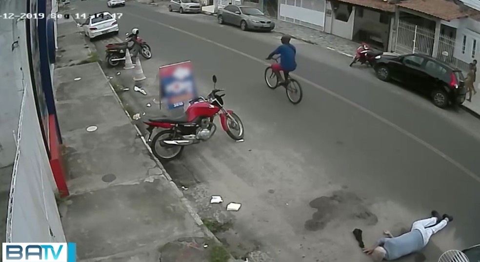 Vídeo mostra momento em que suspeito agride idoso na Bahia — Foto: Reprodução/TV Bahia 