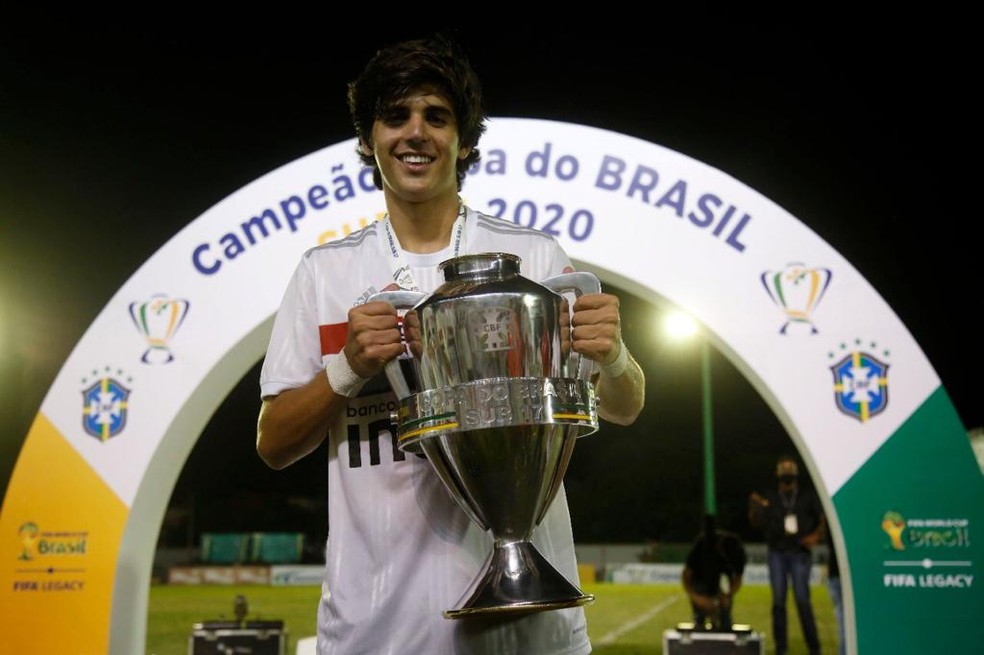 Lucas Beraldo, do São Paulo, com a taça da Copa do Brasil sub-20 — Foto: Marcos de Paula/saopaulofc.net