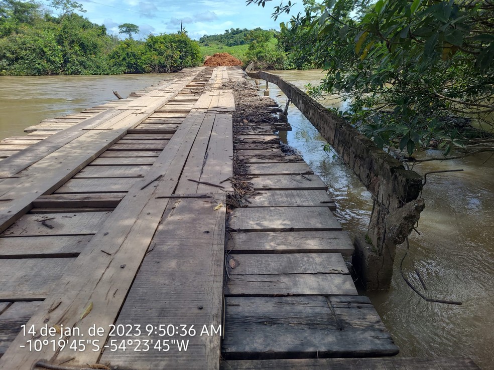 Cerca de 12 pontes estão interditadas por causa das chuvas. — Foto: Prefeitura 