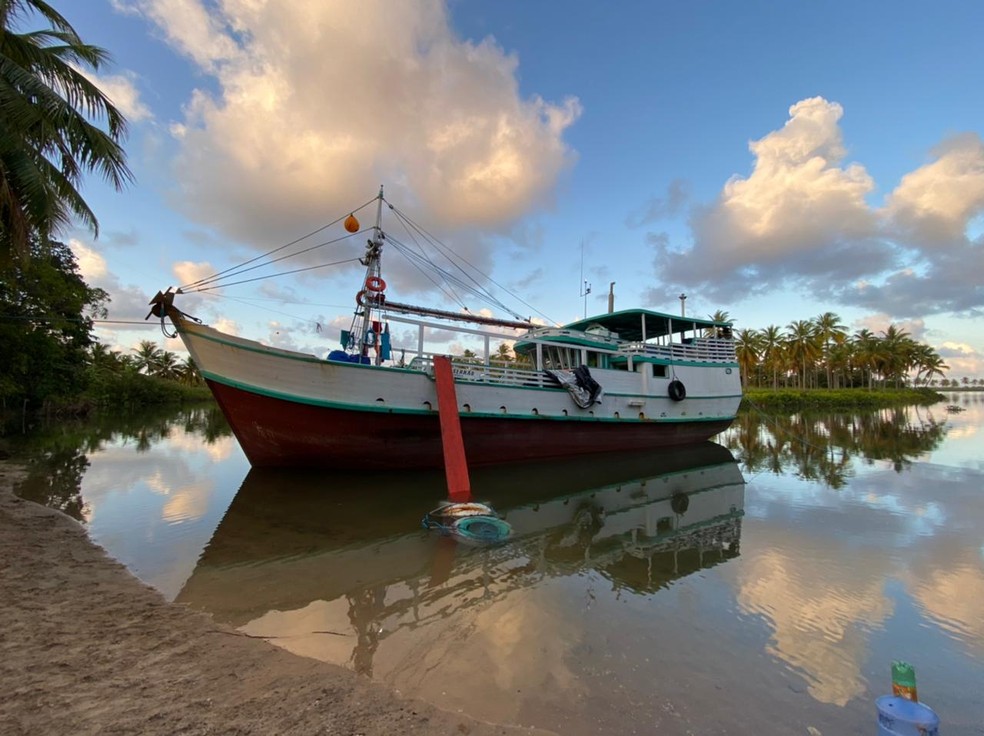 Caixas de cigarro estavam em um barco em Piaçabuçu, Alagoas — Foto: Polícia Civil