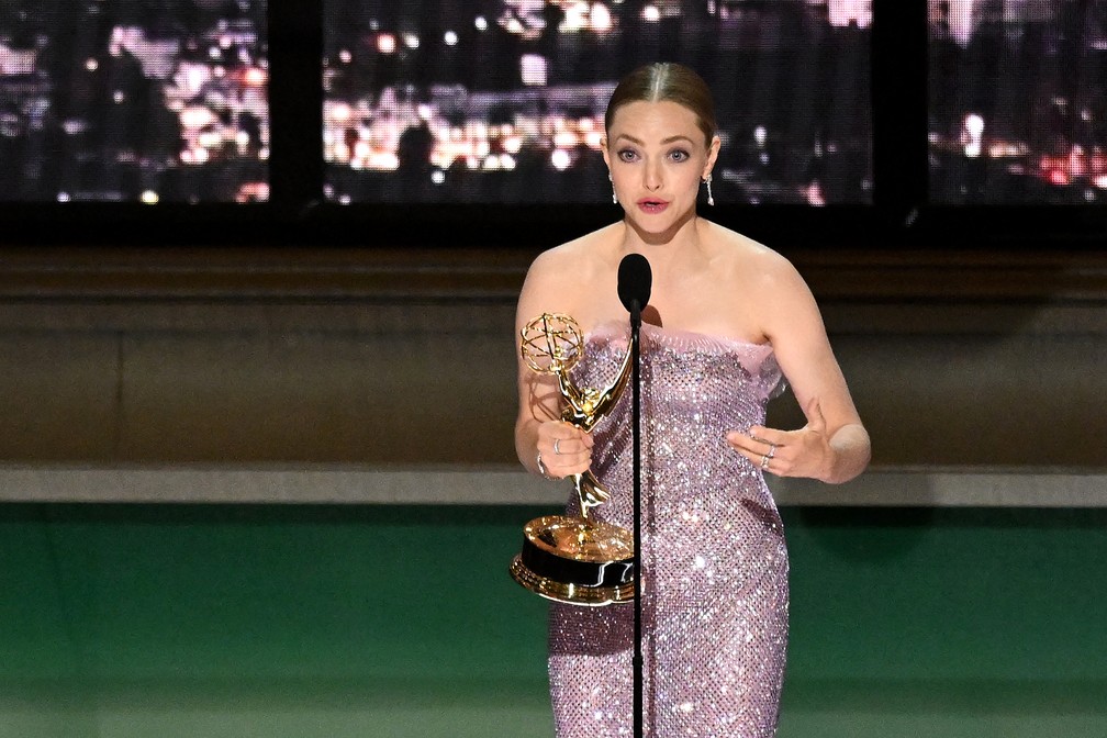 Amanda Seyfried levou Emmy de atriz de série limitada, antologia ou filme para TV — Foto: Patrick T. Fallon/AFP