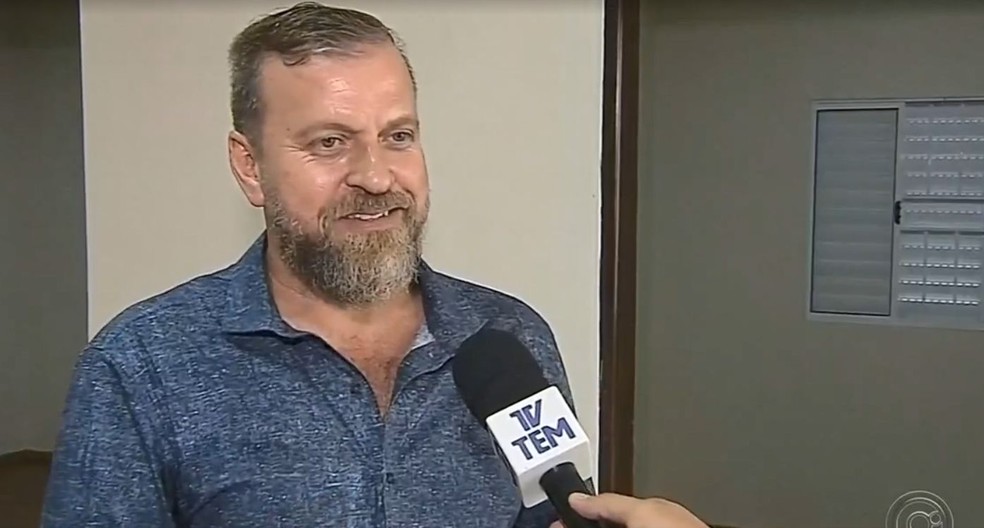 Arthur ajuda os estudantes a encontrarem o melhor imóvel para morar durante o curso em Botucatu  — Foto: TV TEM / Reprodução 