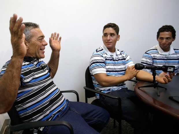 Antonio Cárdenas Viejo (à esquerda), José Ramón Fuente Lastre (centro) e Yennier Martínez Díaz estavam entre os cubanos imigrantes que chegaram aos EUA após 10 dias no mar. (Foto: Wilfredo Lee / AP Photo)