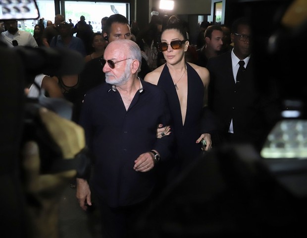 Silvio de Abreu e Claudia Raia chegam juntos ao velório de Jorge Fernando (Foto: Daniel Pinheiro/AgNews)