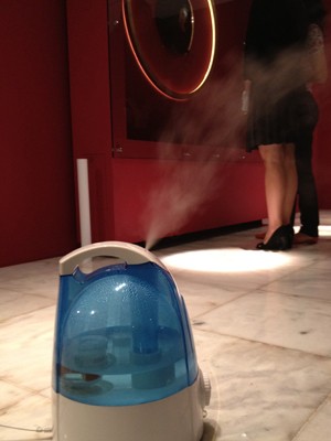 Umidificadores ligados em gerador garantiram a climatização monitorada da obra de Caravaggio (Foto: Priscilla Mendes/G1)