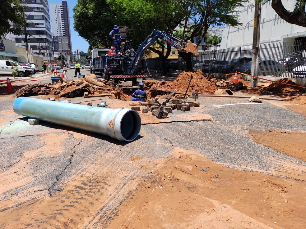 Após vazamento na rede, bairros de Natal têm abastecimento de água suspenso — Foto: Lucas Cortez/Inter TV Cabugi