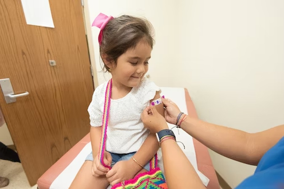 Taxas de adesão a vacinação infantil caiu nos últimos anos