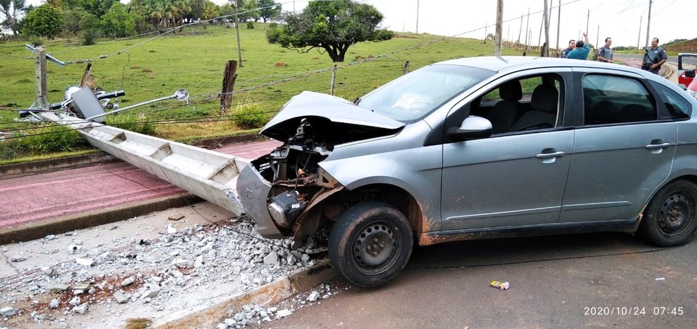 Batida derrubou poste na Avenida Raimundo Maiolini, em Presidente Prudente — Foto: Polícia Militar
