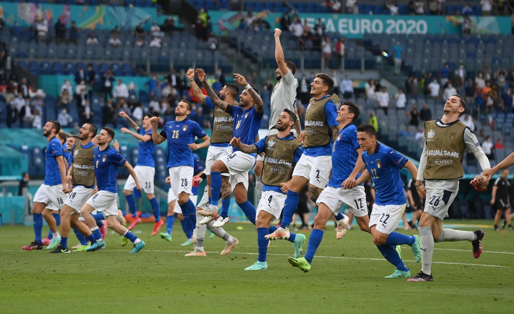 Jogadores da seleção da Itália comemoram classificação às oitavas de final da Eurocopa com 100% de aproveitamento  — Foto: REUTERS/Mike Hewitt