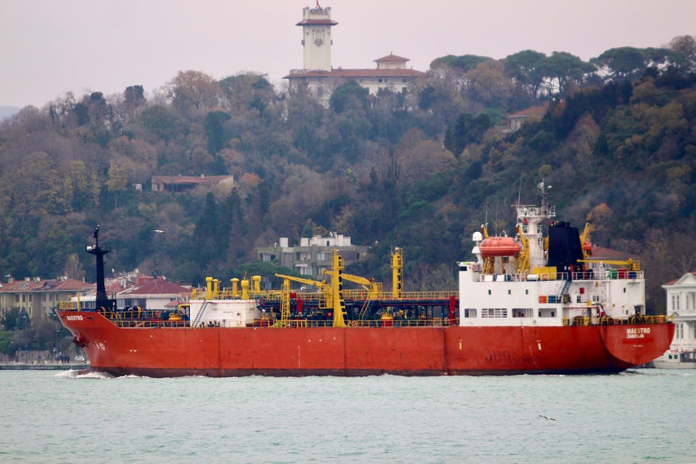 Navio 'Maestro', da Tanzânia, navegando perto de Istambul em 1º de dezembro. Embarcação se incendiou quando passava próximo da Crimeia — Foto: Yoruk Isik/Reuters