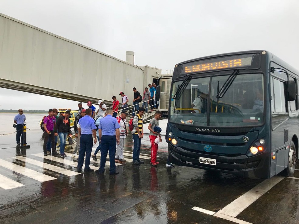 Venezuelanos embarcam no aeroporto internacional de Boa Vista rumo à Brasília, São Paulo e Esteio, no Rio Grande do Sul (Foto: Alan Chaves/G1 RR)