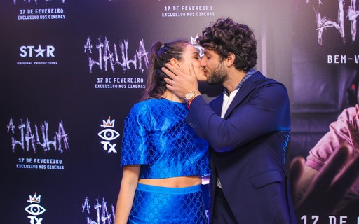 Chay Suede troca beijos com Laura Neiva ao lançar filme