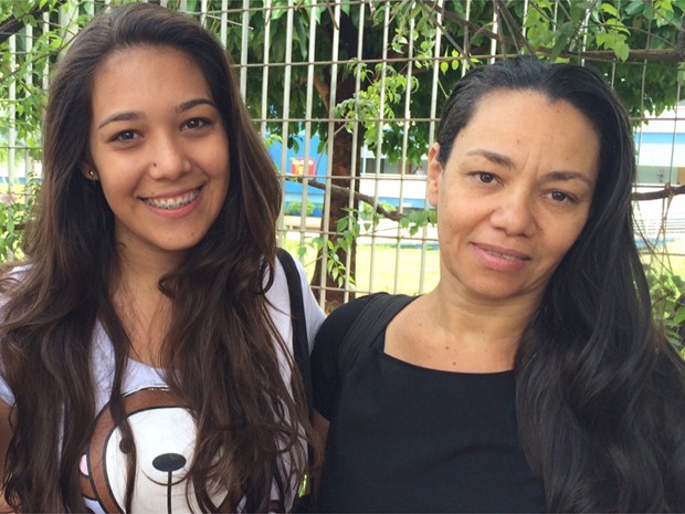 Gabriela e mãe Lena, em Ribeirão Preto (SP), onde a estudante faz a primeira fase da Fuvest (Foto: Thaísa Figueiredo/G1)