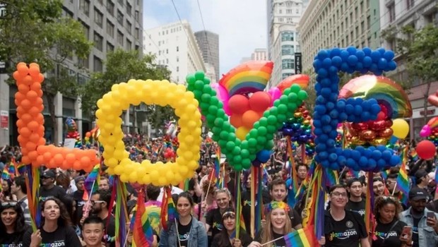 As paradas do orgulho LGBT que acontecem todos os anos nas principais cidades do mundo começaram por causa da revolta de Stonewall (Foto: AFP via BBC)
