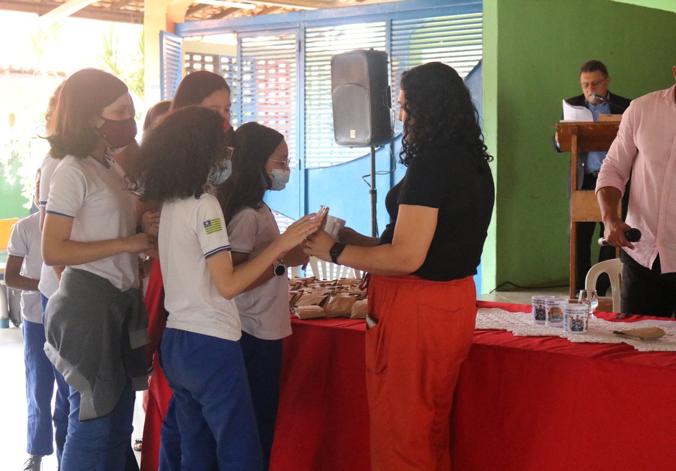 Alunas da rede municipal de Teresina recebem kit com absorventes higi&ecirc;nicos  &mdash; Foto: Ilanna Serena/g1