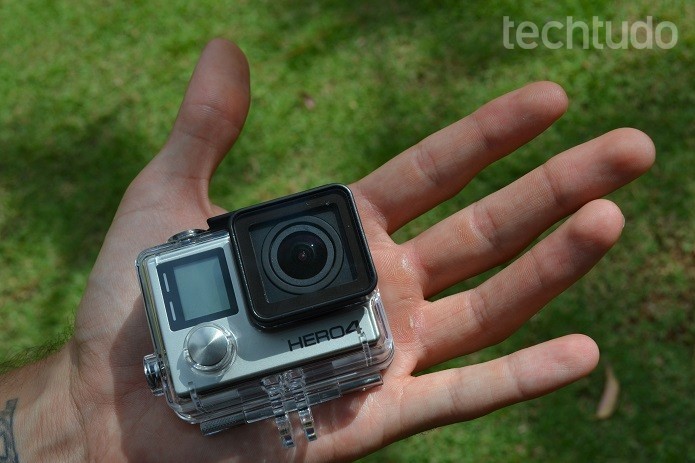 GoPro Hero 4 em mãos (Foto: Victor Teixeira/TechTudo)