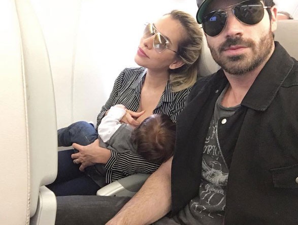 Adriana e seus Rodrigos dentro do avião (Foto: Reprodução - Instagram)