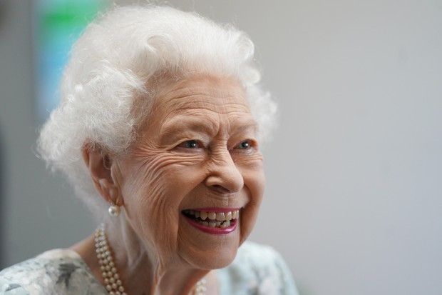 Rainha Elizabeth II visitou um novo prédio do Thames Hospice, hospital em Maidenhead, na Inglaterra, no dia 15 de julho (Foto: Getty Images)