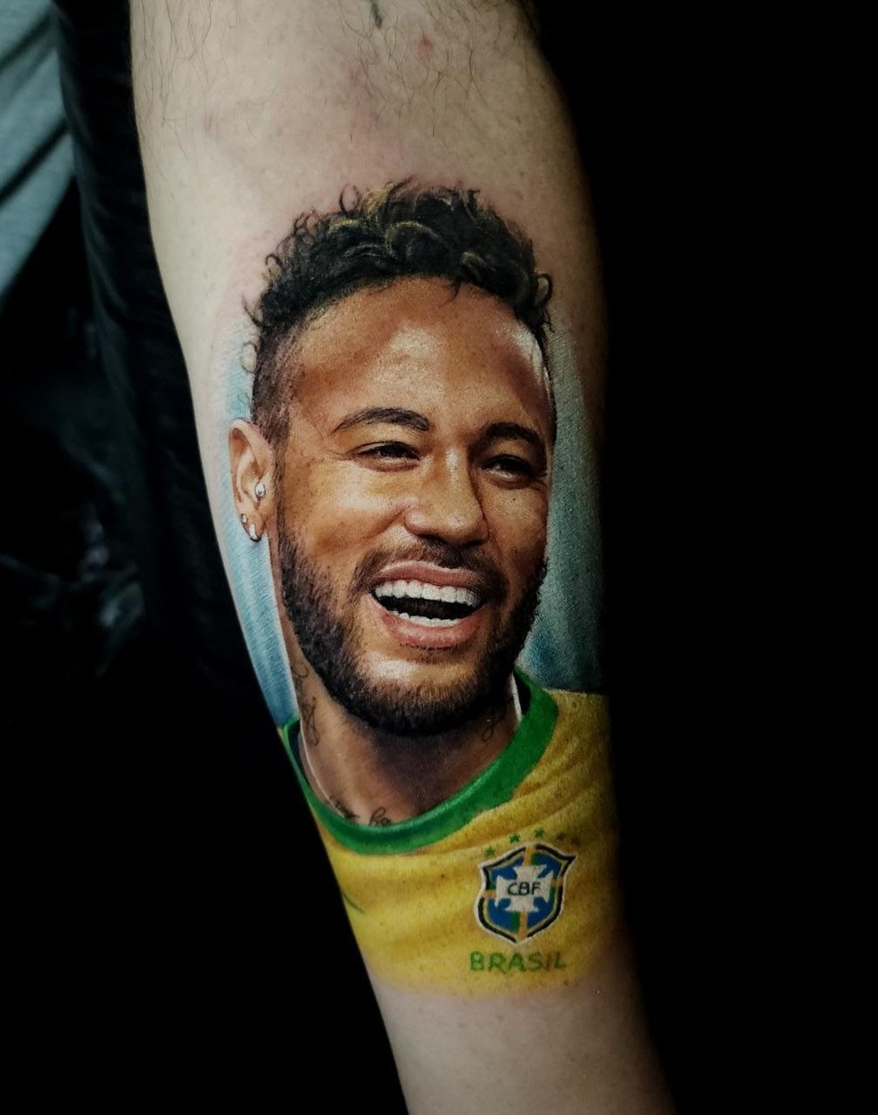 Fã juntou dinheiro or 11 meses para fazer tatuagem de Neymar com a camisa da Seleção Brasileira — Foto: Rodrigo Catuaba/arquivo pessoal