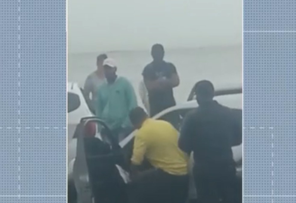 Subsecretário de trânsito de Porto Seguro tenta tirar homem a força de carro. — Foto: Redes sociais