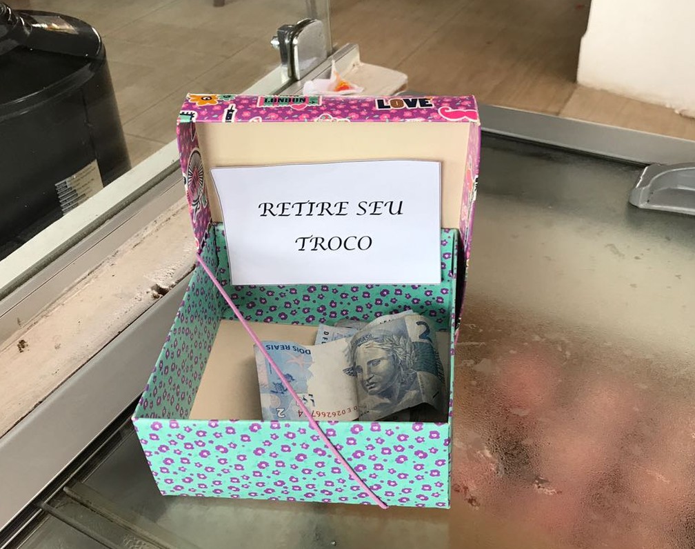 Caixa onde os clientes pegam o troco ao comprar o sorvete ou picolé (Foto: Dilene Marques/ Divulgação)