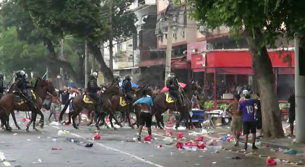 Cavalaria da polícia militar durante confusão no entorno do estádio — Foto: Reprodução/TV GLOBO
