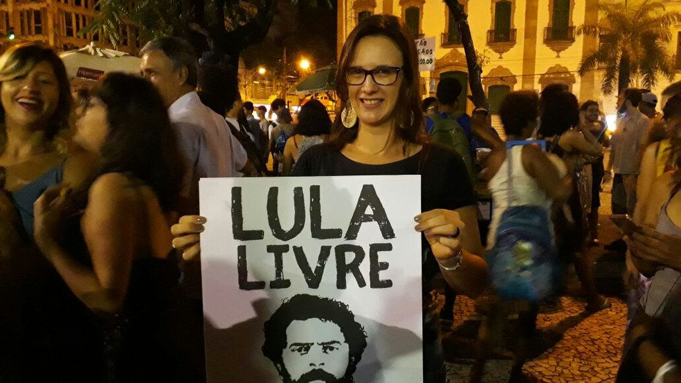 MÃ©dica AndrÃ©a Campigotto distribuiu cartazes durante manifestaÃ§Ã£o no Recife (Foto: Marina Meireles/G1)