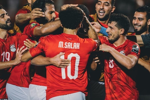 Salah no meio dos jogadores do Egito (Foto: Reprodução/Instagram)