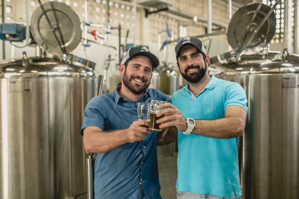 Irmãos Rafael e Marcus Leal, da Caatinga Rocks, cervejaria artesanal criada em 2017 em Maceió e que utiliza ingredientes locais como umbu e cacau. (Foto: Divulgação)