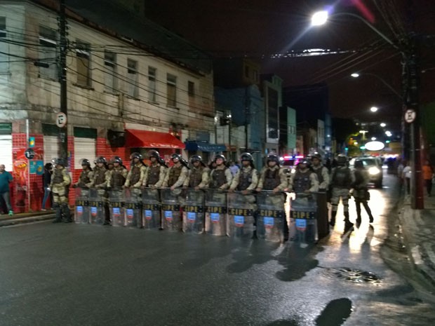 Barreira policial foi formada para que os manifestantes não chegassem à Arena Fonte Nova. (Foto: Yuri Girardi/G1 Bahia)