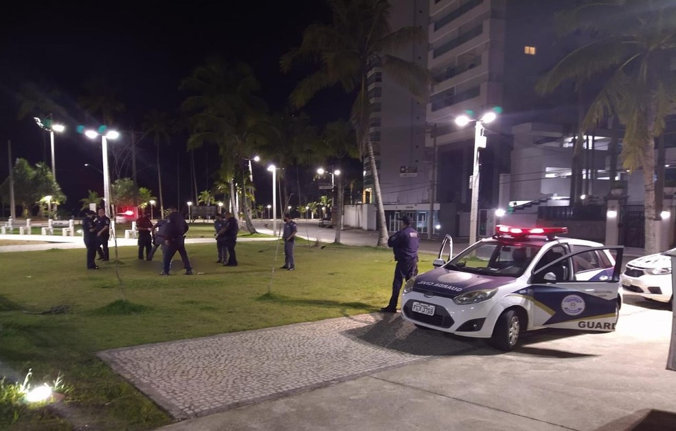 Rapaz foi encontrado morto pela Pol&iacute;cia Militar &mdash; Foto: Divulga&ccedil;&atilde;o/Plant&atilde;o Guaruj&aacute;