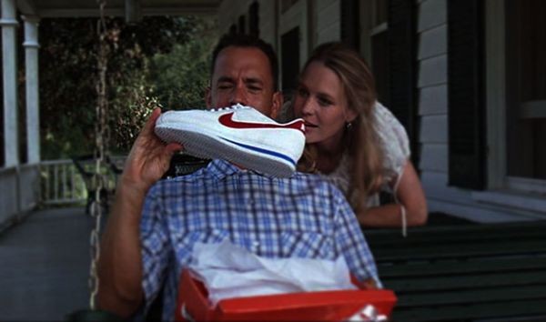 Forrest Gump (Tom Hanks) recebe de presente o Classic Cortez Leather em cena do filme (Foto: reprodução)